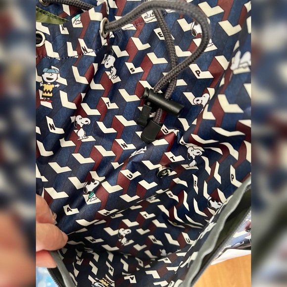 LeSportsac Snoopy Peanuts Gang Large Crossbody Bucket Bag - Picture 13 of 15